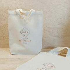 Sacola de Mão Círculo Caligráfico com Folhagem - Monograma - Estampa Padrão com Fundo Largo e Alça de Mão - Lembrancinha de Casamento - comprar online