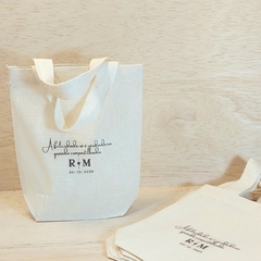 Sacolinha Minibag Iniciais do Casal - Linha com Coração - Letras Fortes - Data - Personalizada - Estampa Padrão - Algodão Cru - Lembrancinha de Casamento - Craft.Mimo