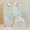Sacola de Mão com Saquinho Cordão 10x13cm (Kit com 2 peças) Monograma Elegante com Coração - Estampa Padrão com Fundo Largo e Alça de Mão - Lembrancinha de Casamento