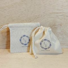 Saquinho Cordão Casamento com Cahepô Mini - Iniciais - Coração - Estampa Padrão Personalizada - Algodão Cru - Lembrancinha - Craft.Mimo