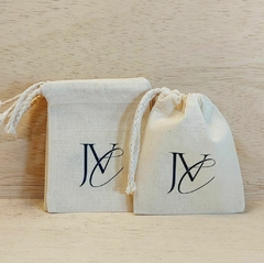 Saquinho Cordão Casamento - Iniciais Coladinhas - Data - Estampa Padrão Personalizada - Algodão Cru - Lembrancinha - comprar online