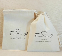 Kit Desconto Saco Cordão com Saquinho Cordão e Saquinho de Amarrar - Iniciais do Casal - Unidos pelo Coração - Estampa Padrão Personalizada - Algodão Cru - Cordão Embutido - Lembrancinha
