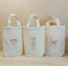 Sacolinha Minibag Metoo Doll - Chapéu Azul - Vestido Rosa - Personalizada - Estampa Padrão - Algodão Cru - Lembrancinha de Aniversário na internet