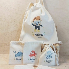 Saco Mochila com Saquinho Cordão 10x13cm Estampa Grande (Kit com 2 peças) Mergulhador Mascotinho - Lembrancinha de Aniversário Fundo do Mar - Algodão Cru - Personalizada - comprar online
