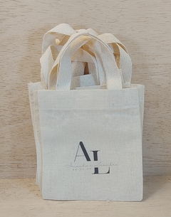 Sacolinha Minibag Iniciais do Casal - Nomes - Frase Bíblica - Data - Personalizada - Estampa Padrão - Algodão Cru - Lembrancinha de Casamento - comprar online
