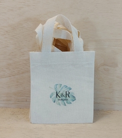 Sacolinha Minibag Iniciais do Casal - Nomes - Frase Bíblica - Data - Personalizada - Estampa Padrão - Algodão Cru - Lembrancinha de Casamento - Craft.Mimo