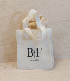 Sacolinha Minibag Iniciais do Casal - Nomes - Frase Bíblica - Data - Personalizada - Estampa Padrão - Algodão Cru - Lembrancinha de Casamento - loja online