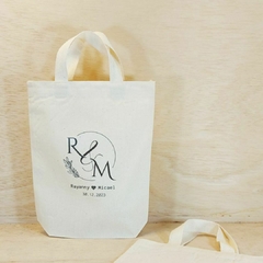 Sacola de Mão com Saquinho Cordão 10x13cm (Kit com 2 peças) Monograma Elegante com Coração - Estampa Padrão com Fundo Largo e Alça de Mão - Lembrancinha de Casamento - Craft.Mimo