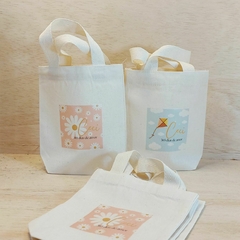 Sacolinha Minibag 365 Dias de Amor - Margarida - Pipa - Personalizada - Estampa Grande - Algodão Cru - Lembrancinha de Aniversário