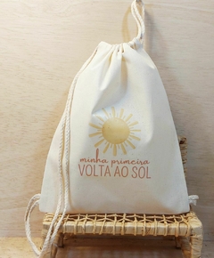 Imagem do Saco Mochila com Cachepô Pote 11cm e Cesta Pequena 8x17x17cm (Kit com 3 peças) Abelhinha Jardim Encantado - Lembrancinha de Aniversário - Algodão Cru - Personalizada