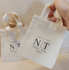 Sacolinha Minibag Iniciais do Casal - Linha com Coração - Letras Fortes - Data - Personalizada - Estampa Padrão - Algodão Cru - Lembrancinha de Casamento - comprar online