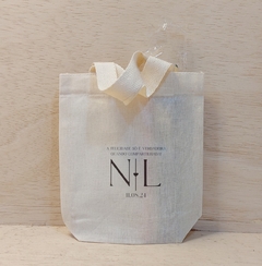 Sacolinha Minibag Iniciais do Casal - Nomes - Frase Bíblica - Data - Personalizada - Estampa Padrão - Algodão Cru - Lembrancinha de Casamento