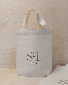 Sacolinha Minibag Iniciais do Casal - Nomes - Frase Bíblica - Data - Personalizada - Estampa Padrão - Algodão Cru - Lembrancinha de Casamento - comprar online