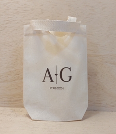 Sacolinha Minibag Iniciais do Casal - Nomes - Frase Bíblica - Data - Personalizada - Estampa Padrão - Algodão Cru - Lembrancinha de Casamento na internet