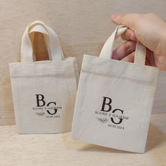 Imagem do Sacolinha Minibag Iniciais do Casal - Nomes - Frase Bíblica - Data - Personalizada - Estampa Padrão - Algodão Cru - Lembrancinha de Casamento