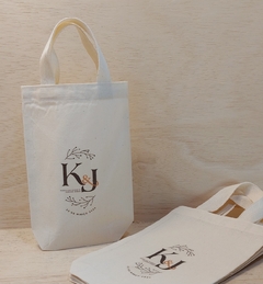 Sacolinha Minibag Iniciais do Casal - Nomes - Frase Bíblica - Data - Personalizada - Estampa Padrão - Algodão Cru - Lembrancinha de Casamento - Craft.Mimo