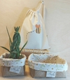 Saco Mochila com Cachepô Pote 11cm e Cesta Pequena 8x17x17cm (Kit com 3 peças) Abelhinha Jardim Encantado - Lembrancinha de Aniversário - Algodão Cru - Personalizada