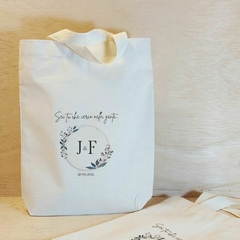 Sacola de Mão Círculo de Flores e Folhagem - Monograma - Estampa Padrão com Fundo Largo e Alça de Mão - Lembrancinha de Casamento