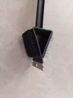 Cepillo para limpiar la parrilla multiuso con mango en internet