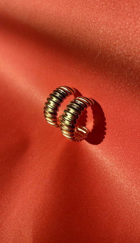 Argola Trabalhada Dourada-MBB1361D