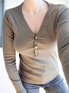 REMERA BOTONES MORLEY