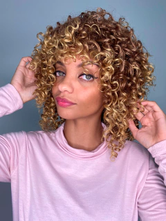 Peruca Cacheada Loira com Mechas Curta Média Black Power - Perucas & Laces LIONSWIG