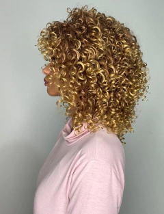 Peruca Cacheada Loira com Mechas Curta Média Black Power na internet