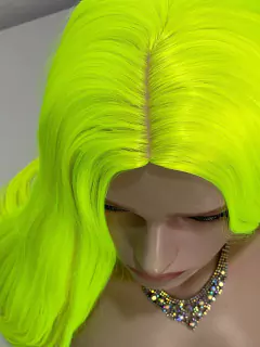 Peruca verde neon amarela lisa com divisão ao meio 70cm - Perucas & Laces LIONSWIG