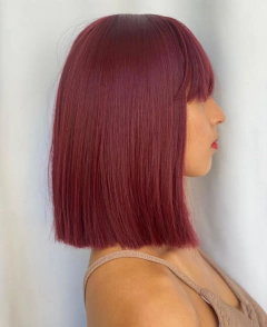 Peruca marsala lisa curta com franja orgânica 32cm long bob