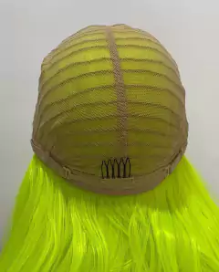 Peruca verde neon amarela lisa com divisão ao meio 70cm
