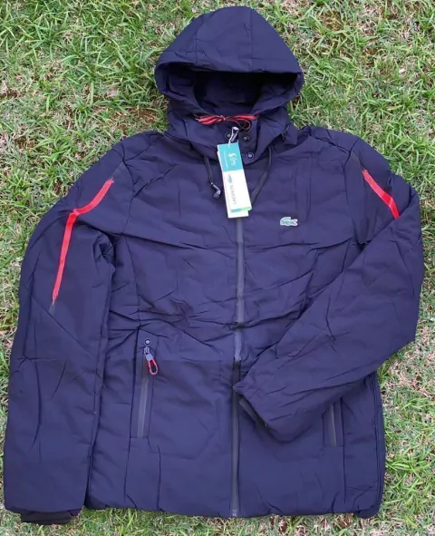 bombojaco lacoste - azul marinho e vermelho (fone e touca removível)