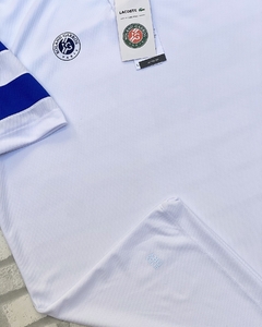 Polo roland garros x daniil medvedev (branca e azul) - comprar online