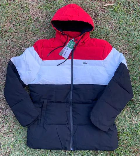 bombojaco lacoste - vermelho,branco e preto (touca removível)