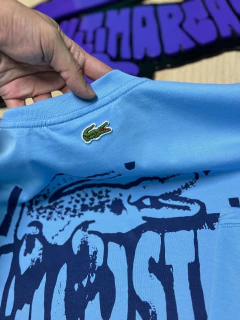 Camiseta Lacoste modelo gráfico 2025 - edição limitada (azul bebê) - PR multimarcas