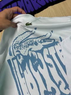 Camiseta Lacoste modelo gráfico 2025 - edição limitada (branco) na internet