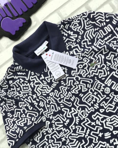 polo lacoste X keith haring - raridade azul marinho - comprar online