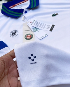 Imagem do Polo roland garros x daniil medvedev (branca e azul)