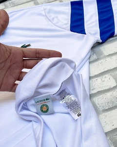 Polo roland garros x daniil medvedev (branca e azul) - loja online