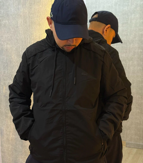 Jaqueta Lacoste monocromática - 100% impermeável