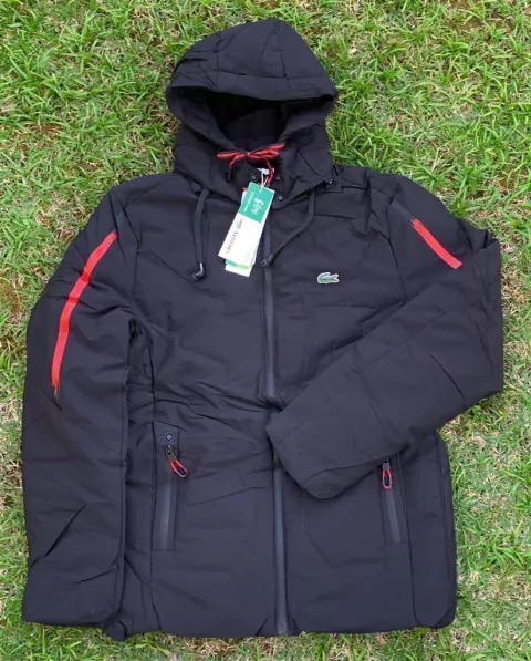 bombojaco lacoste - preto e vermelho (fone e touca removível)