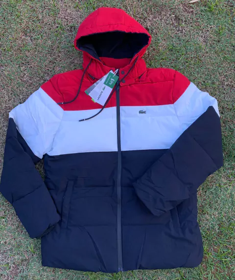 bombojaco lacoste - vermelho,branco e azul marinho (touca removível)