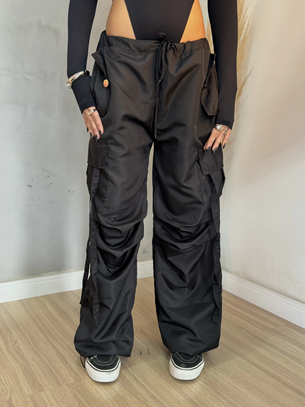 Calça Parachute Cargo Preta.