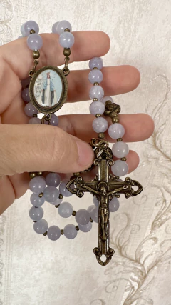 Terço em pedras Nossa Senhora das Graças - Magnificat Artigos Católicos - Terços Magnificat