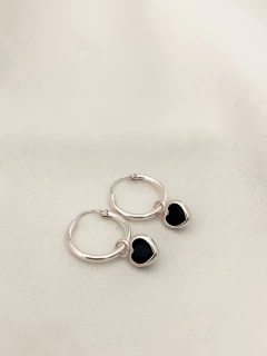 Brinco argolinha com pingente em forma de coração preto em prata 925 