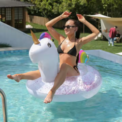 Inflable Unicornio con glitter en internet