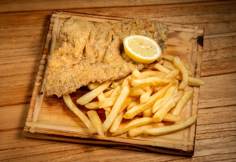 MILANESA DE CARNE CON GUARNICION