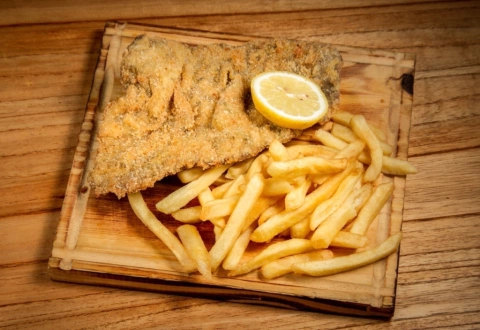 MILANESA DE CARNE CON GUARNICION