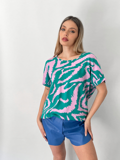 Remera de lino estampada AKIRA - tienda online