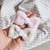 Laço Pompom Rosa | 7cm - Danute Laços