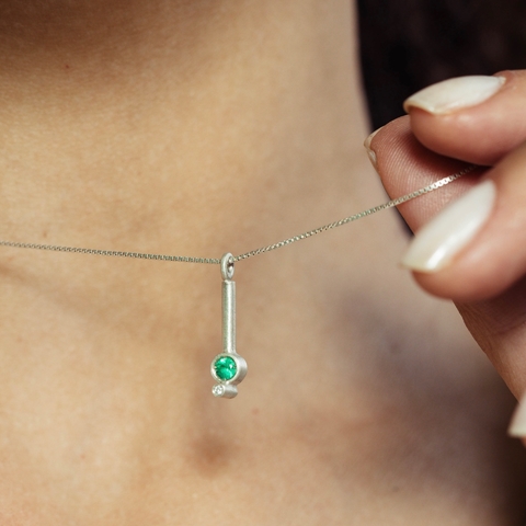 Colar pequeno Esmeralda com diamante